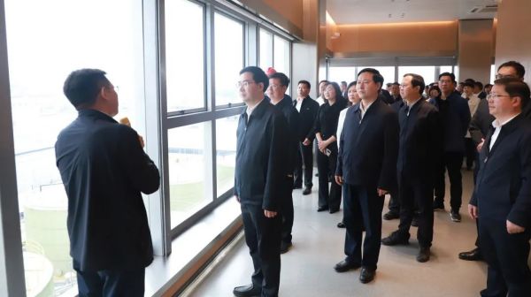 铜仁市委书记李作勋率“四新四化”项目观摩团赴金宝慱亚洲体育调研