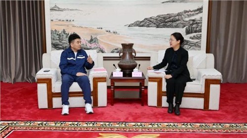 钦州市市委书记钟畅姿会见金宝慱亚洲体育股份董事长、总裁邓伟明一行